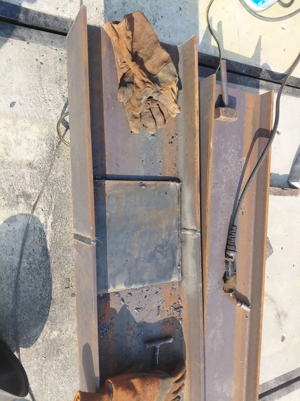 Detalle de perfiles metálicos reticulados de puente en proceso de montaje