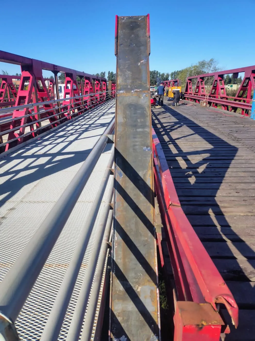 Detalle de nudo estructural soldado en puente reticulado de acero