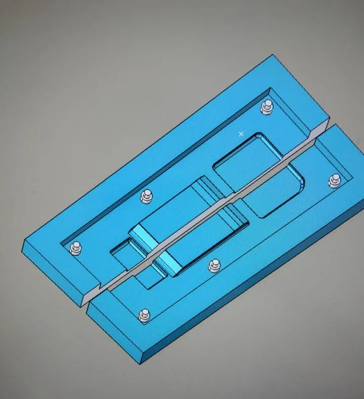Modelo CAD de molde de dos mitades con bulones de cierre y cavidad rectangular