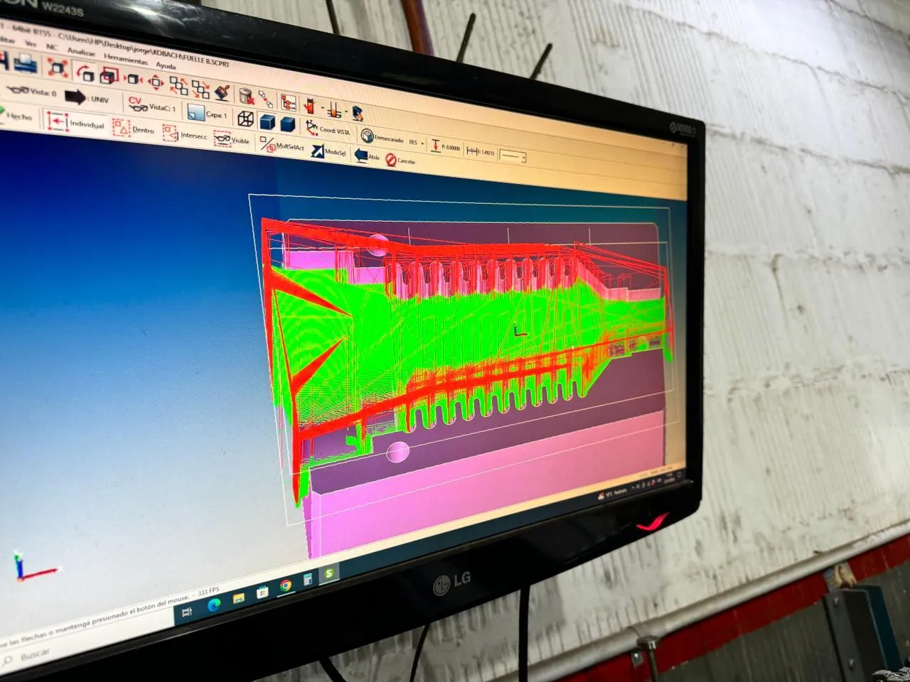 Pantalla de software CAM con trayectorias de mecanizado sobre modelo de molde de fuelle