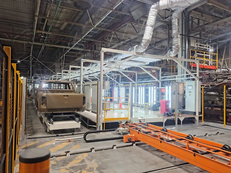 Línea de montaje automotriz con estructura implantada en planta